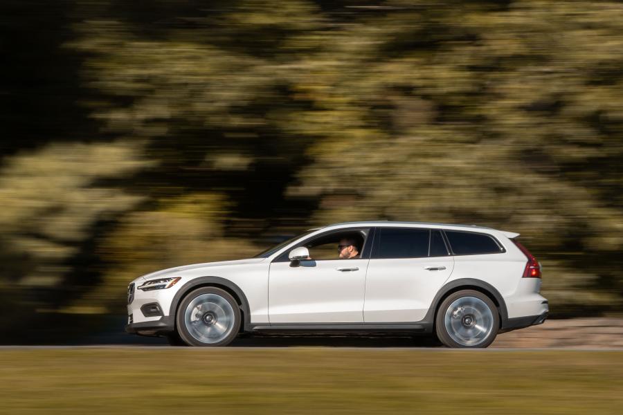  Volvo V60 T5 Cross Country 2018 года  (NA) (фото 3 из 17)